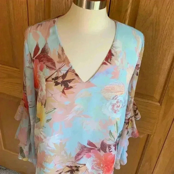 VINCE CAMUTO - Floral Ruffle Sleeve Top - Excellent Condition - Picture 3 of 13